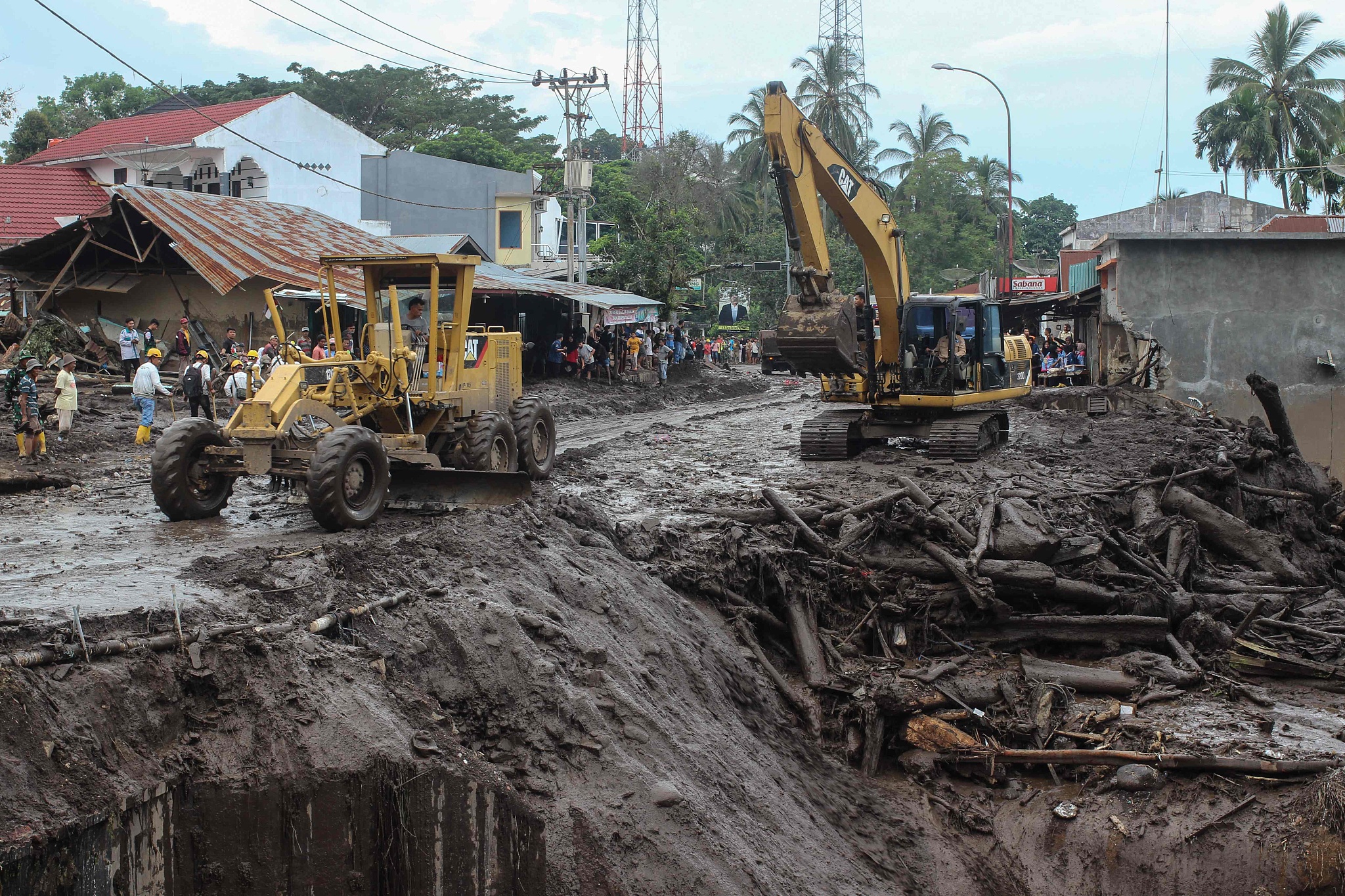 Heavy machinery clear mud and debris from the scene following deadly flash floods and cold lava flow, West Sumatra, Indonesia, May 13, 2024. /CFP