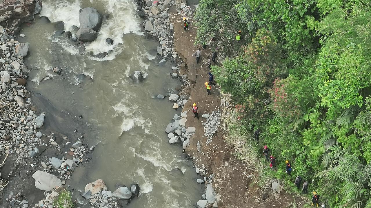The rescue team continues the search and rescue operations for residents affected by cold lava floods at Pandai Sikek village in West Sumatra Province, Indonesia, May 14, 2024. /CFP