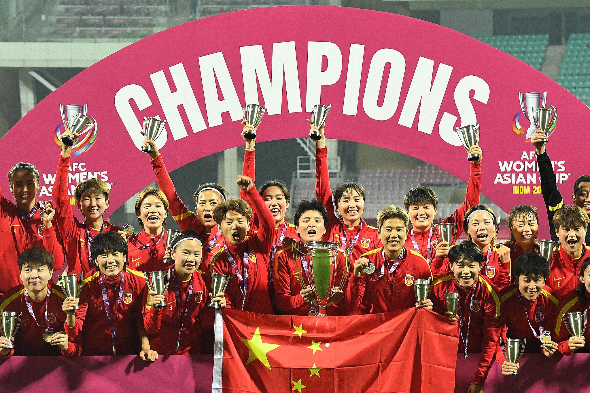 Chinese players celebrate after winning the AFC Women's Asian Cup title with a 3-2 victory over South Korea in the final in Navi Mumbai, India, February 6, 2022. /CFP