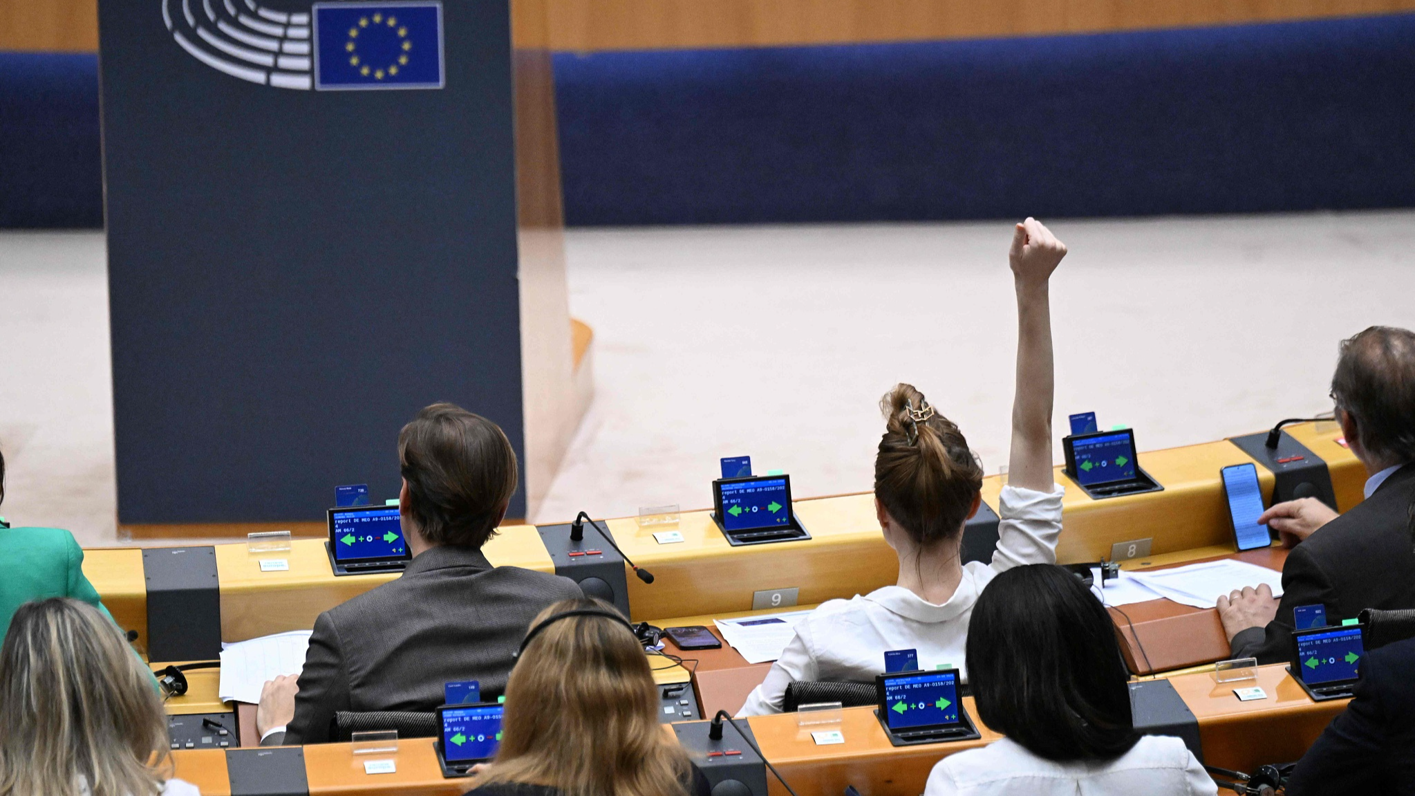 A member of European Parliament holds up a hand as the MPs participate in a series of votes as they attend a plenary session at the European Parliament in Brussels, Capital of Belgium, April 10, 2024. /CFP