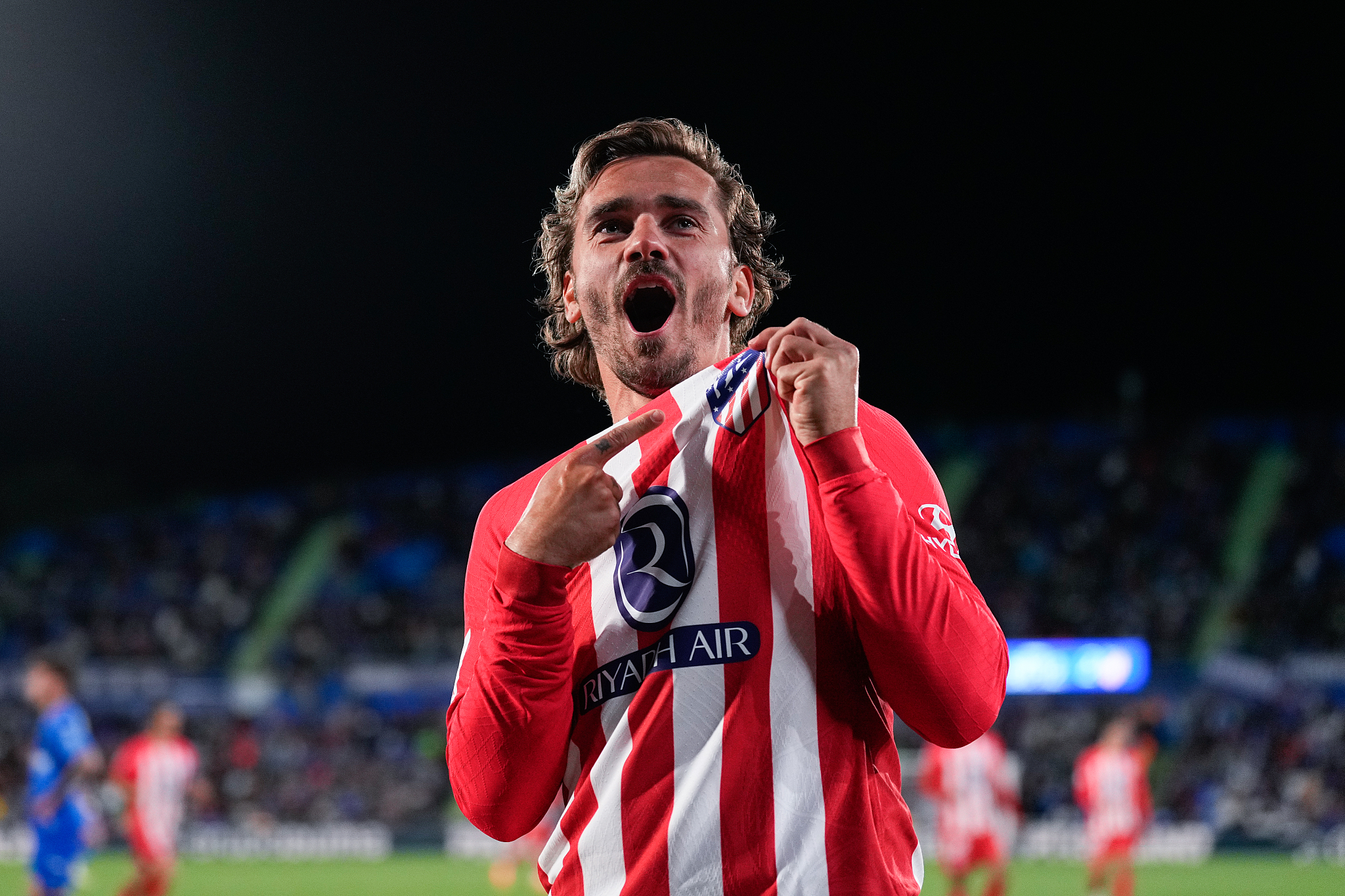 Antoine Griezmann of Atletico Madrid points to the team's logo on his jersey after scoring a hat-trick against Getafe CF during their La Liga match in Getafe, Spain, May 15, 2024. /CFP