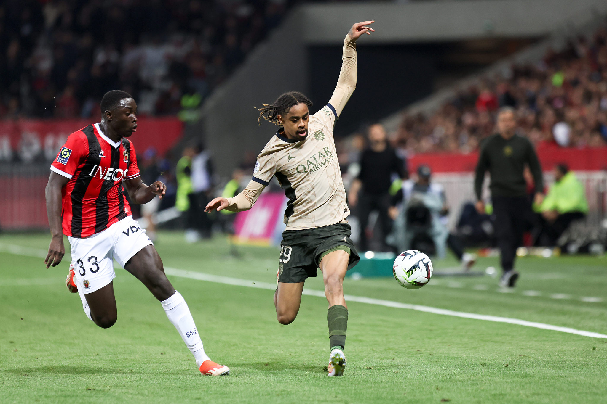 Bradley Barcola (C) of PSG in action during the Ligue 1 match between Nice and PSG at the Allianz Riviera Stadium in Nice, France, May 15, 2024. /CFP