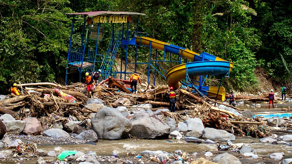 Rescue personnel search for the missing by a riverside amusement park following flash flooding along the Batang Anai River in Padang Pariaman, West Sumatra, May 15, 2024. /CFP