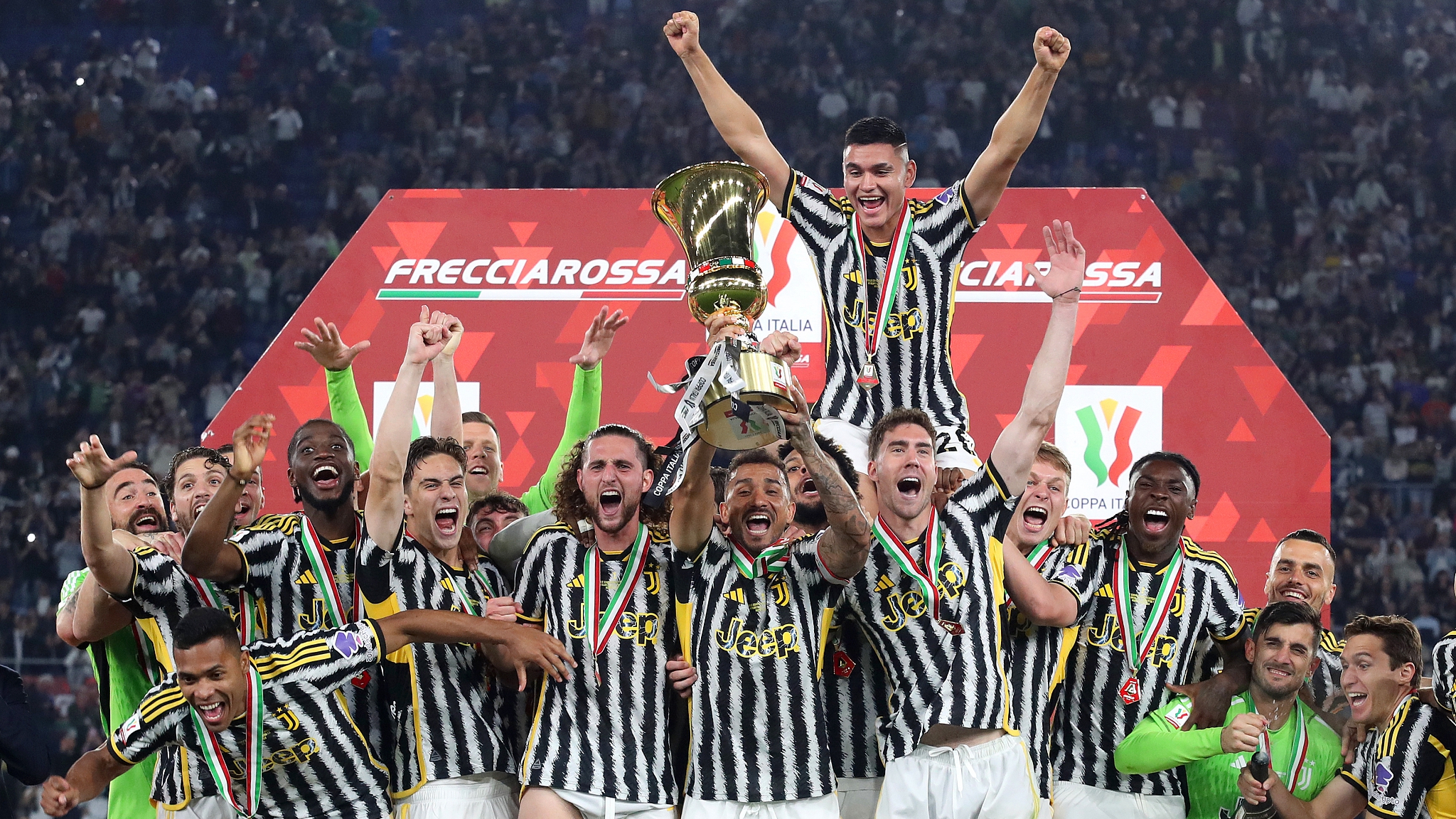 Juventus players celebrate with the Italian Cup trophy after their win over Atalanta at Olimpico Stadium in Rome, Italy, May 15, 2024. /CFP