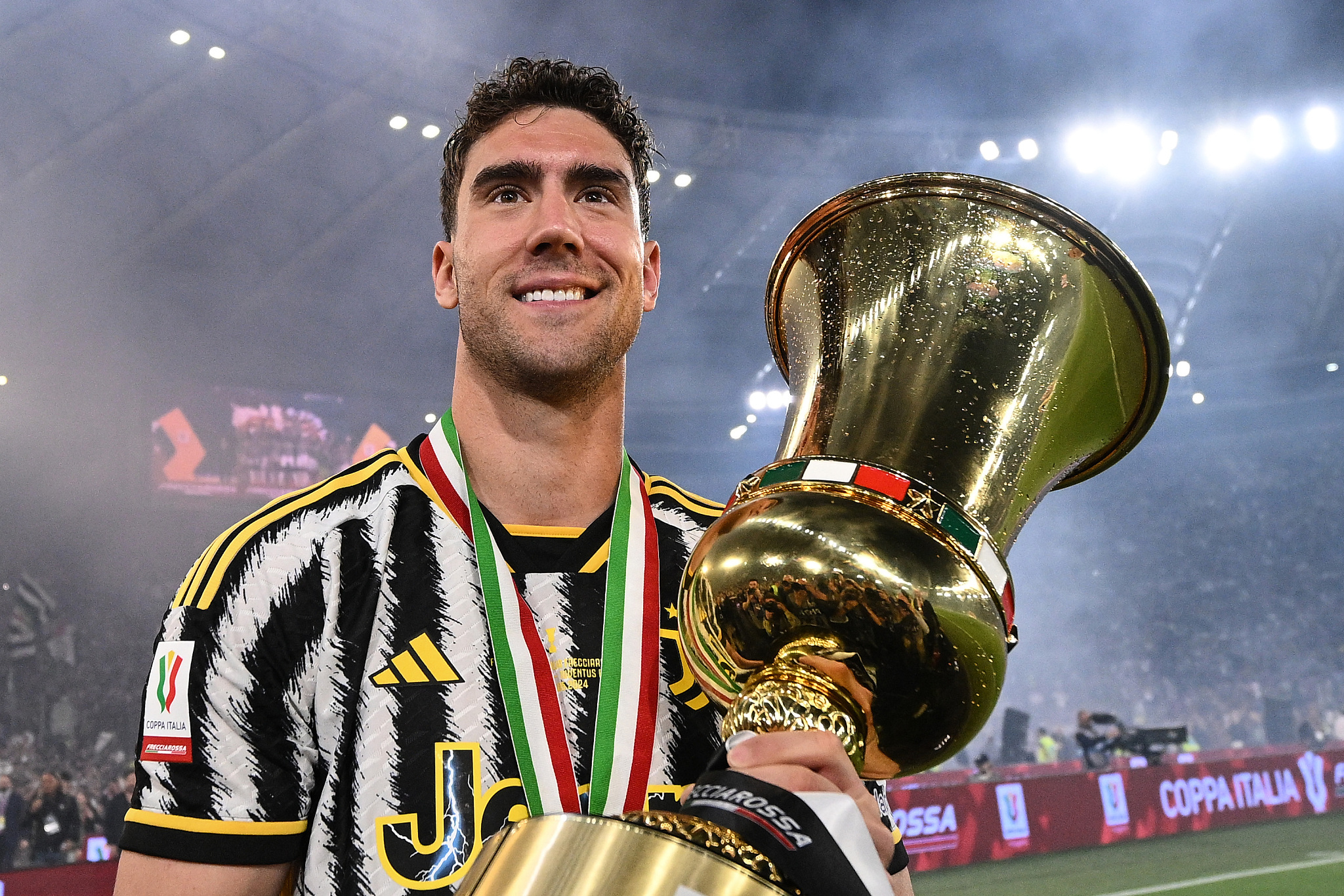 Dusan Vlahovic of Juventus holds the Italian Cup trophy after their win over Atalanta at Olimpico Stadium in Rome, Italy, May 15, 2024. /CFP