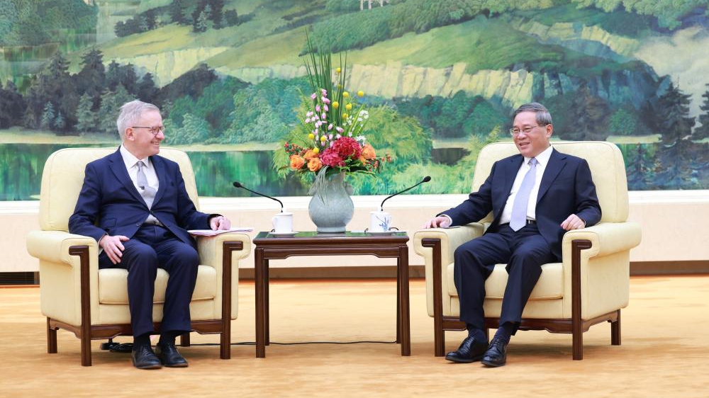 Chinese Premier Li Qiang (R) meets with Sherard Cowper-Coles, Chair of the China-Britain Business Council (CBBC), Beijing, capital of China, May 15, 2024. /Xinhua