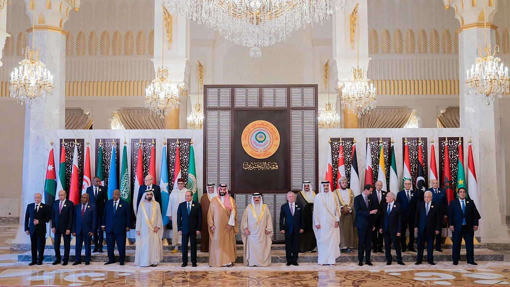 This handout picture from the official Bahrain News Agency (BNA) shows Bahrain's King Hamad bin Isa Al Khalifa (C) posing with Arab leaders ahead of the 33rd Arab League Summit in Manama, Bahrain, May 16, 2024. /CFP