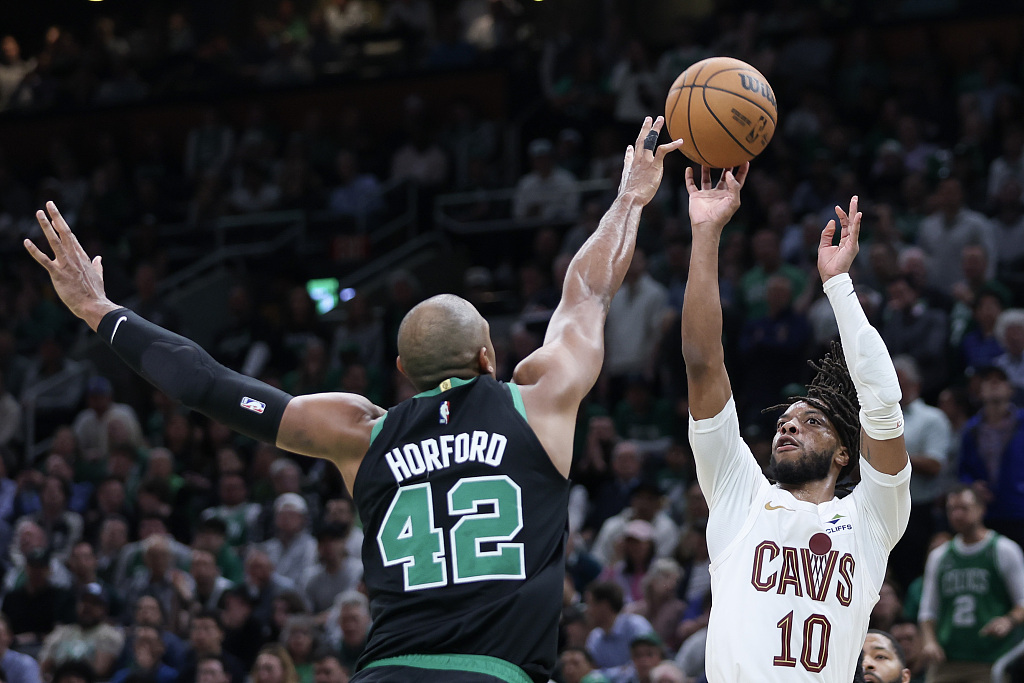 Darius Garland (#10) of the Cleveland Cavaliers shoots in Game 5 of the NBA Eastern Conference semifinals against the Boston Celtics at TD Garden in Boston, Massachusetts, May 15, 2024. /CFP