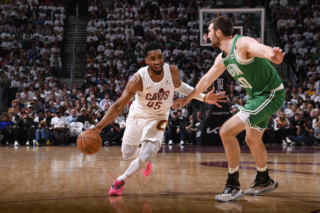 Donovan Mitchell (L) of the Cleveland Cavaliers penetrates in Game 3 of the NBA Eastern Conference semifinals against the Boston Celtics at the Rocket Mortgage FieldHouse in Cleveland, Ohio, May 11, 2024. /CFP