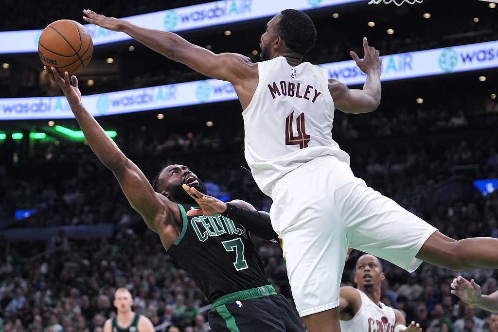 Evan Mobley (#4) of the Cleveland Cavaliers blocks a shot by Jaylen Brown of the Boston Celtics in Game 5 of the NBA Eastern Conference semifinals at TD Garden in Boston, Massachusetts, May 15, 2024. /CFP