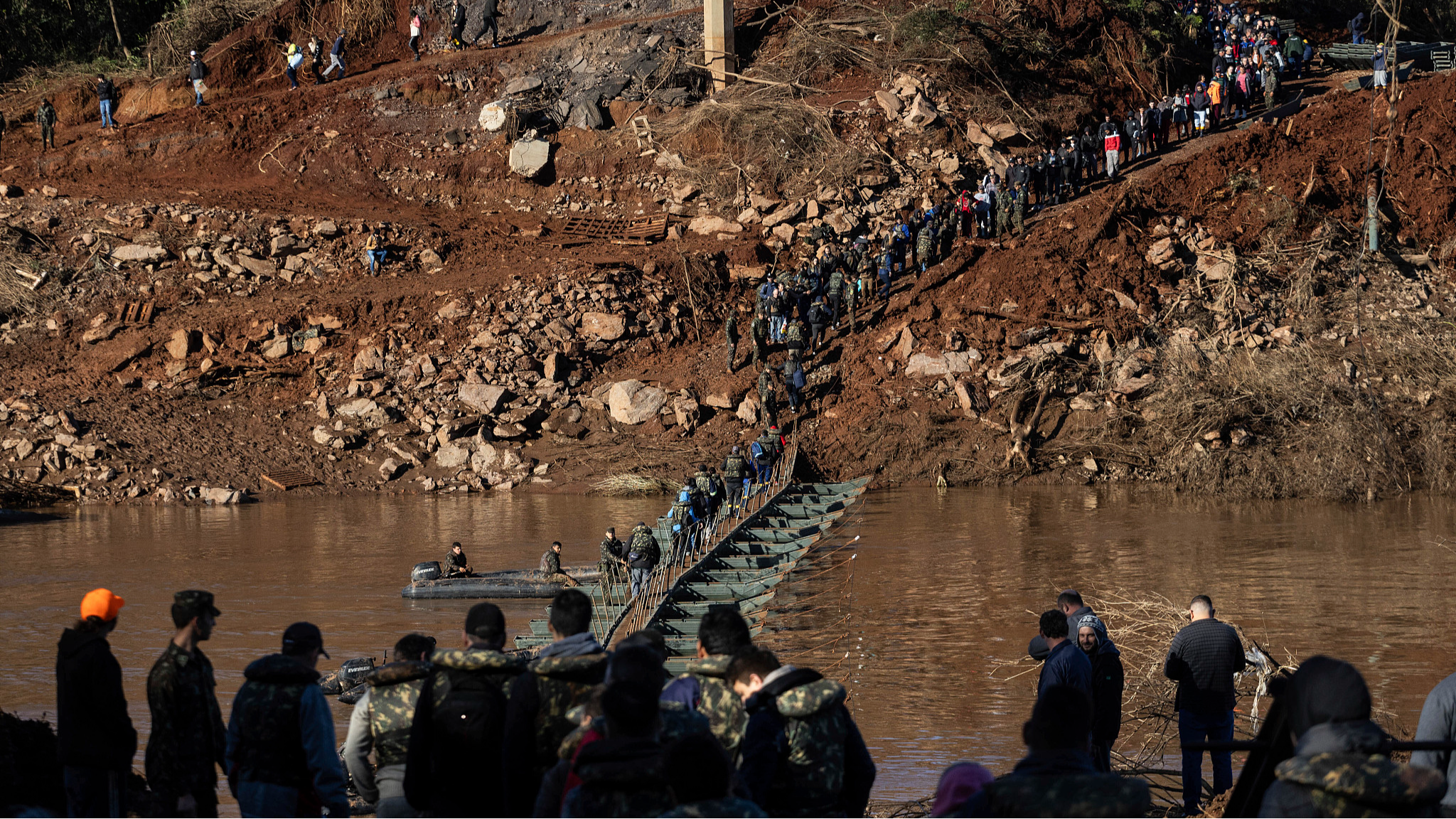 Numerous residents queue up in front of a temporary bridge built by the armed forces over the Forqueta River between the towns of Lajeado and Arroio do Meio, Arroio Do Meio, Brazil, 15 May 2024, Brazil. /CFP