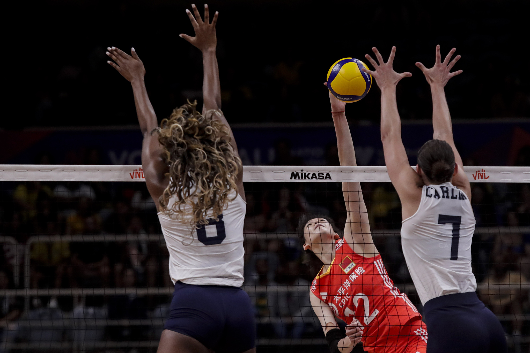 China's Li Yingying spikes the ball against Brionne Butler (L) and Lauren Carlini of USA during their Volleyball Nations League clash at Maracanazinho gymnasium in Rio de Janeiro, Brazil, May 16, 2024. /CFP
