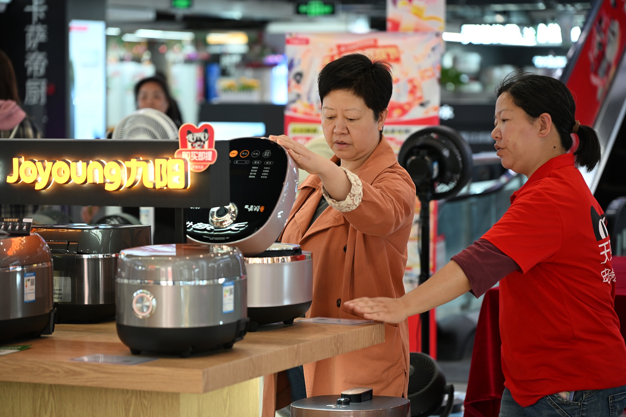 Consumers purchasing home appliances in Shanghai, China, May 12, 2024. /CFP