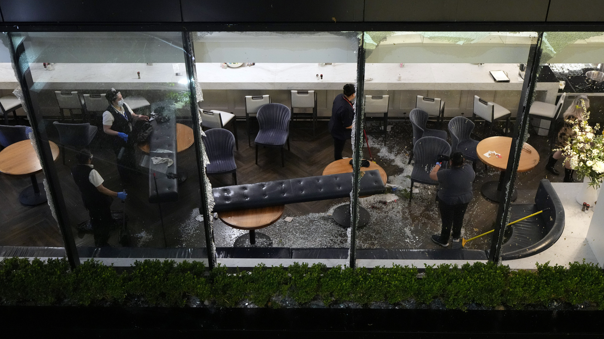 Workers clean up damage inside a downtown restaurant after a severe thunderstorm passed through downtown, May 16, 2024, Houston. /CFP