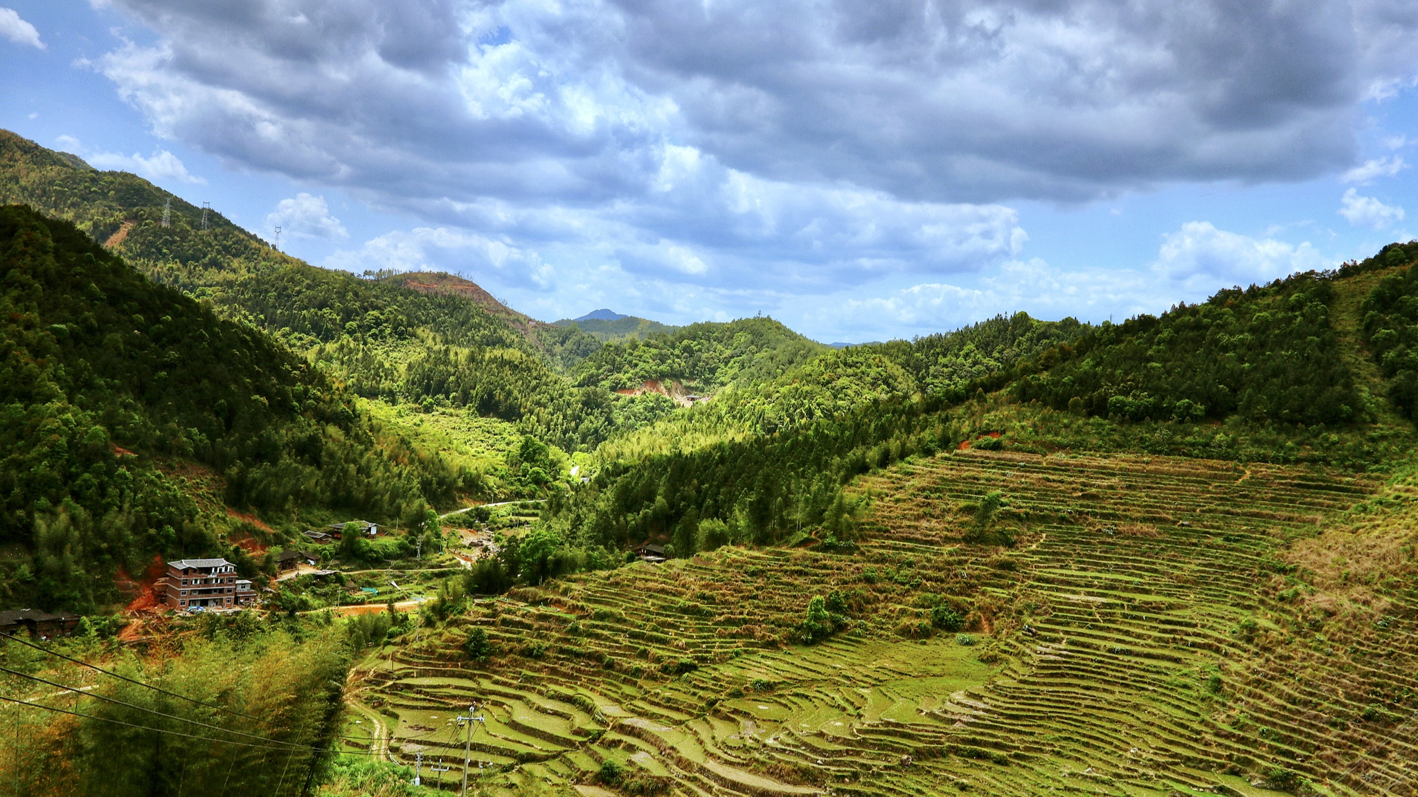 Terraced paddy fields provide picturesque scenery in Dehua County, Quanzhou, southeast China's Fujian Province. /CFP
