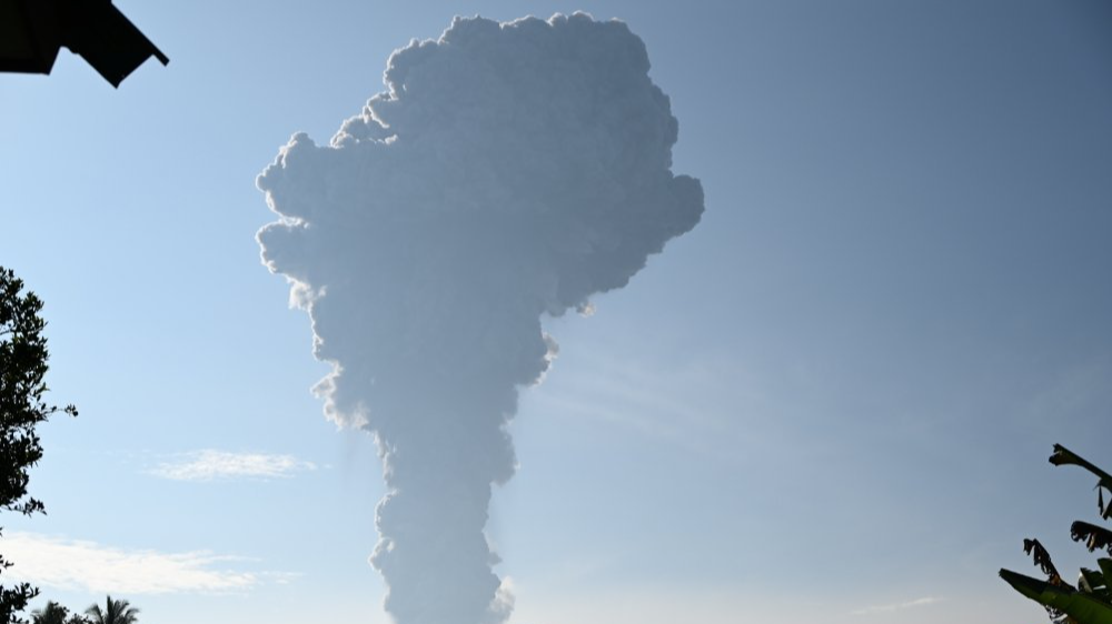 Ibu volcano erupts again on the morning of May 17, spewing a tower of volcanic ash 4,000 meters above its peak, Halmahera Island, eastern Indonesia. /CMG