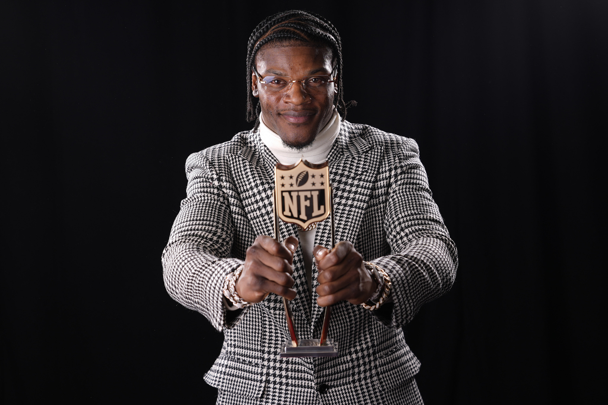 Baltimore Ravens' Lamar Jackson poses after winning the MVP award at the NFL Honors show ahead of the Super Bowl in Las Vegas, Nevada, U.S., February 8, 2024. /CFP
