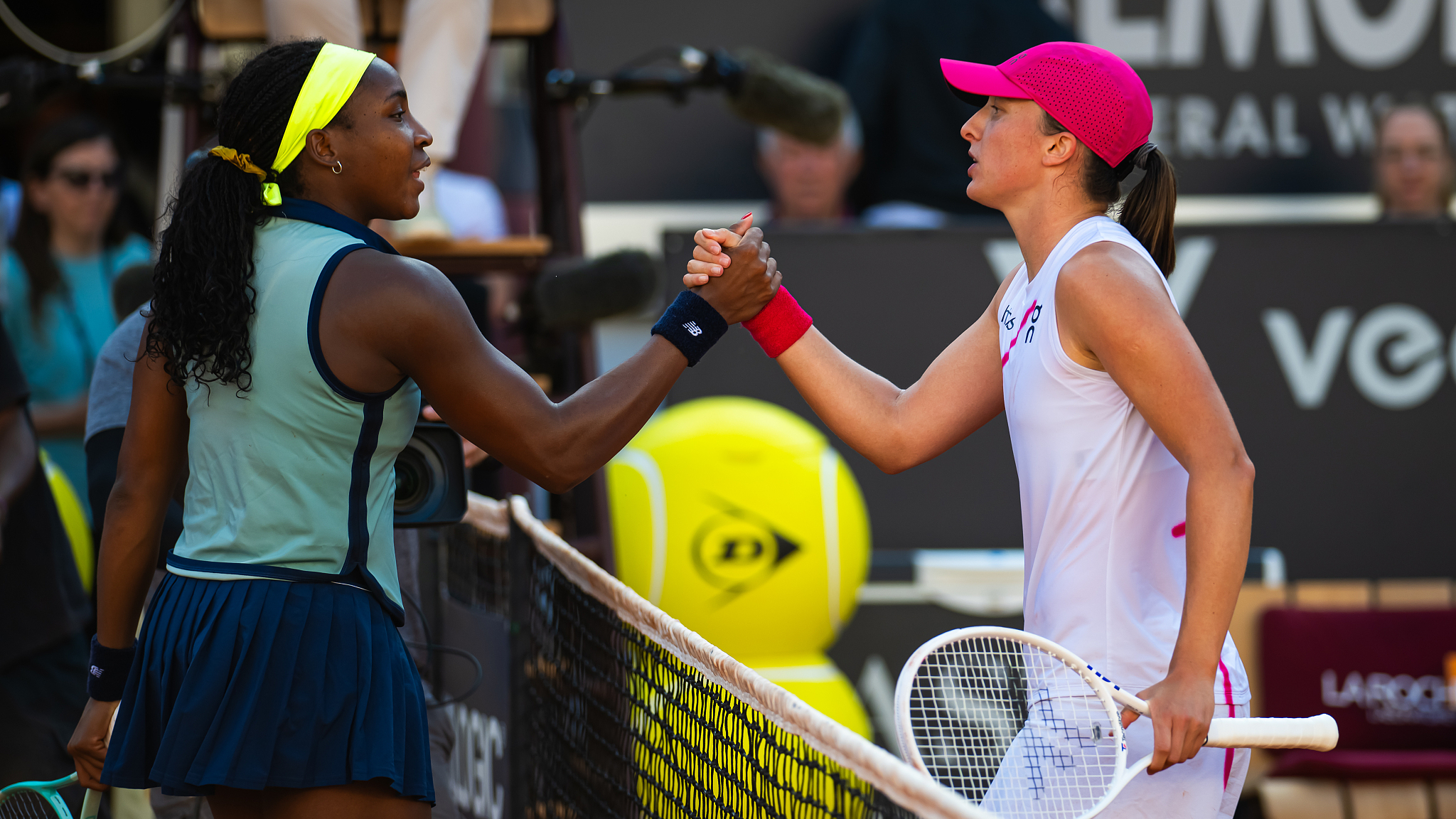 Coco Gauff (L) and Iga Swiatek shake hands after the Italian Open semi-final in Rome, Italy, May 16, 2024. /CFP