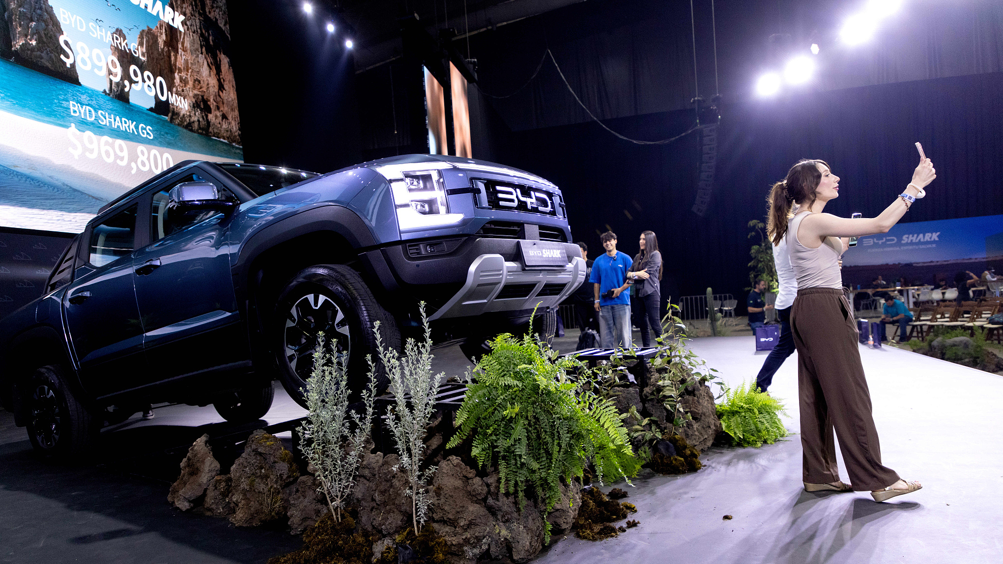 Attendees take photos with the BYD Co. Shark plug-in hybrid electric vehicle (PHEV) pickup truck during the launch event at Expo Santa Fe Mexico in Mexico City, Mexico, May 14, 2024. /CFP