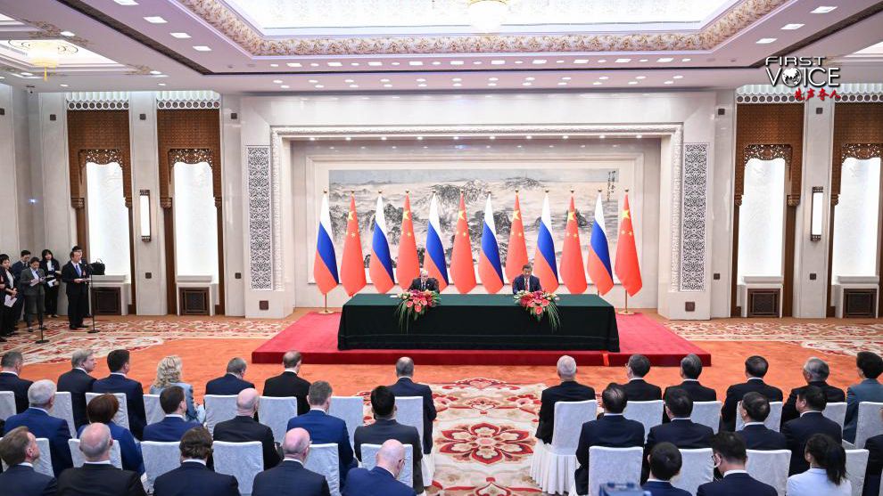 Chinese President Xi Jinping (right) and Russian President Vladimir Putin jointly meet the press after their talks in Beijing, capital of China, May 16, 2024.