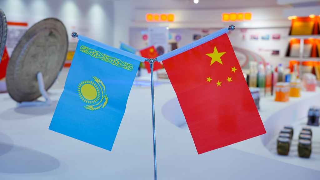 National flags of Kazakhstan (L) and China. /CFP