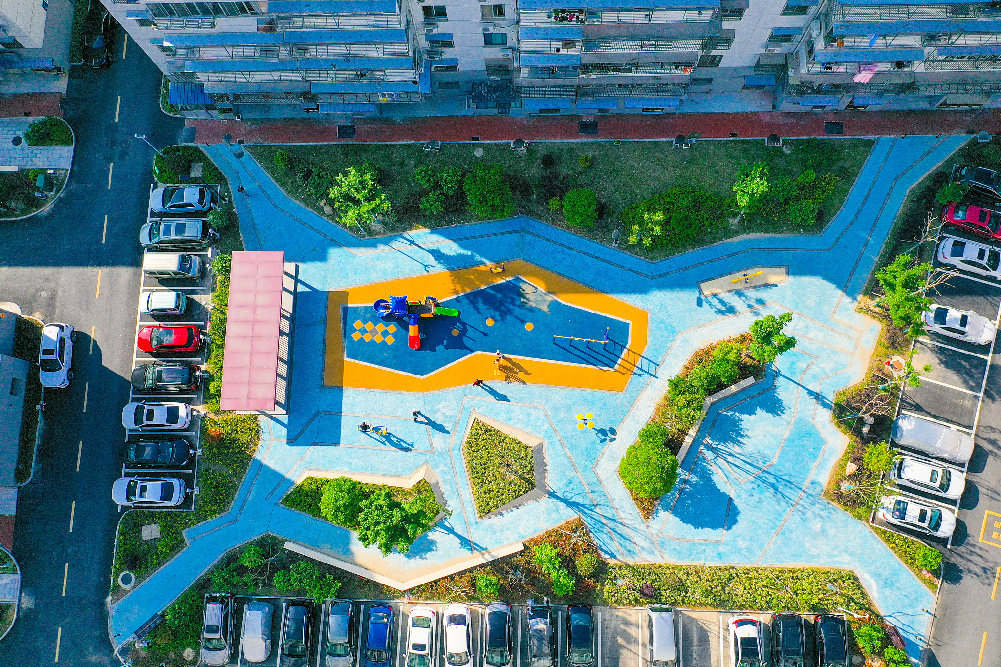 In a renovated old community, residents have fun in a newly built small amusement area, in Jiangsu Province on May 8./ CFP