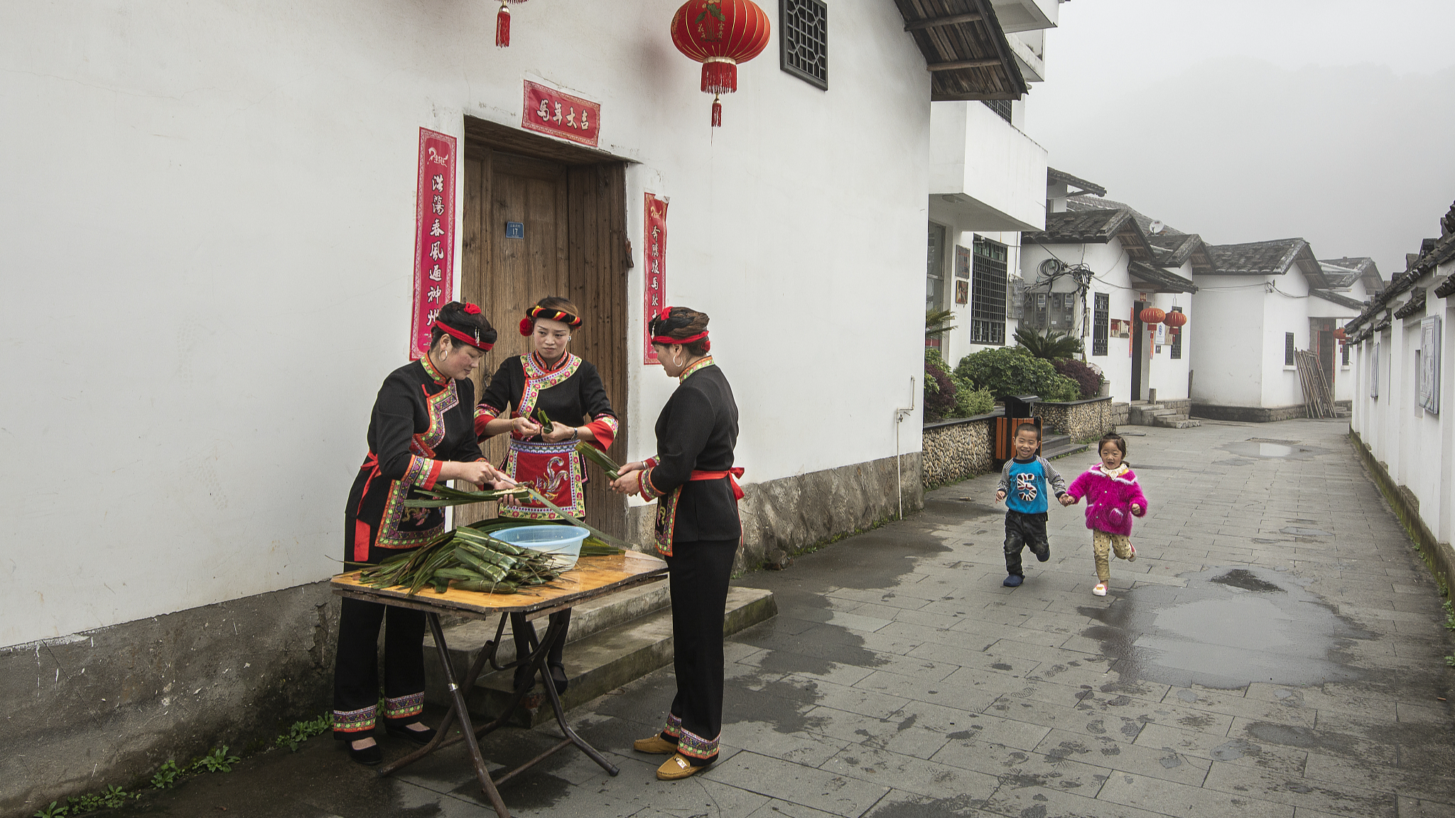 She people are pictured making food in Ningde City, southeast China's Fujian Province, on March 29, 2014. /CFP