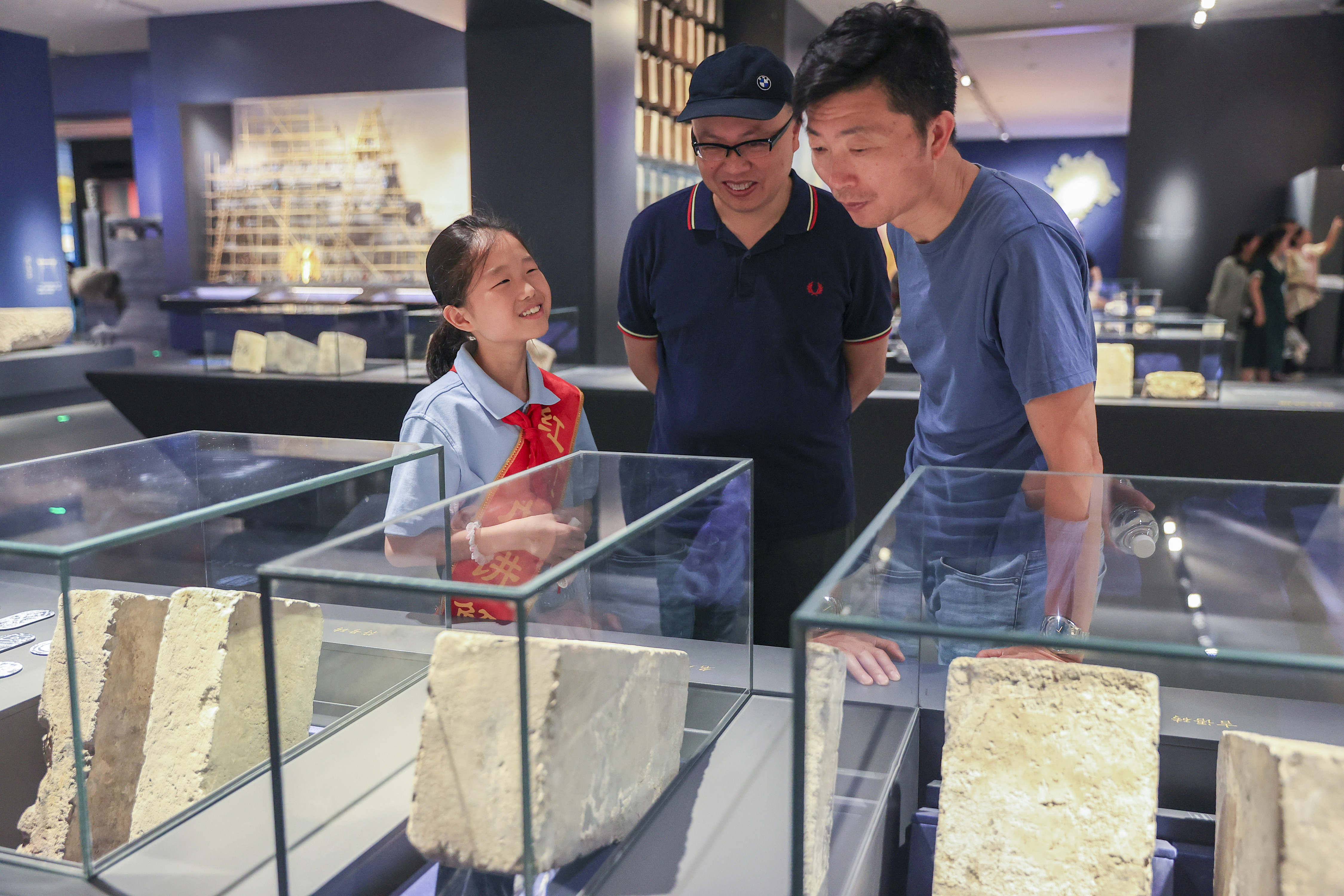 A young volunteer talks with visitors at Nanjing City Wall Museum in Nanjing, east China's Jiangsu Province, May 18, 2024. /CFP