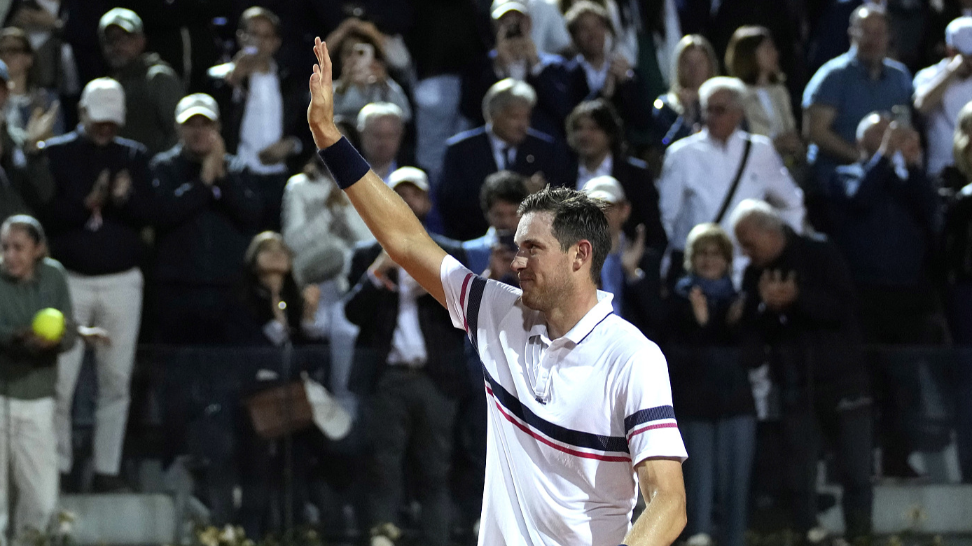 Nicolas Jarry gestures to spectators after winning the Italian Open semi-final in Rome, Italy, May 17, 2024. /CFP