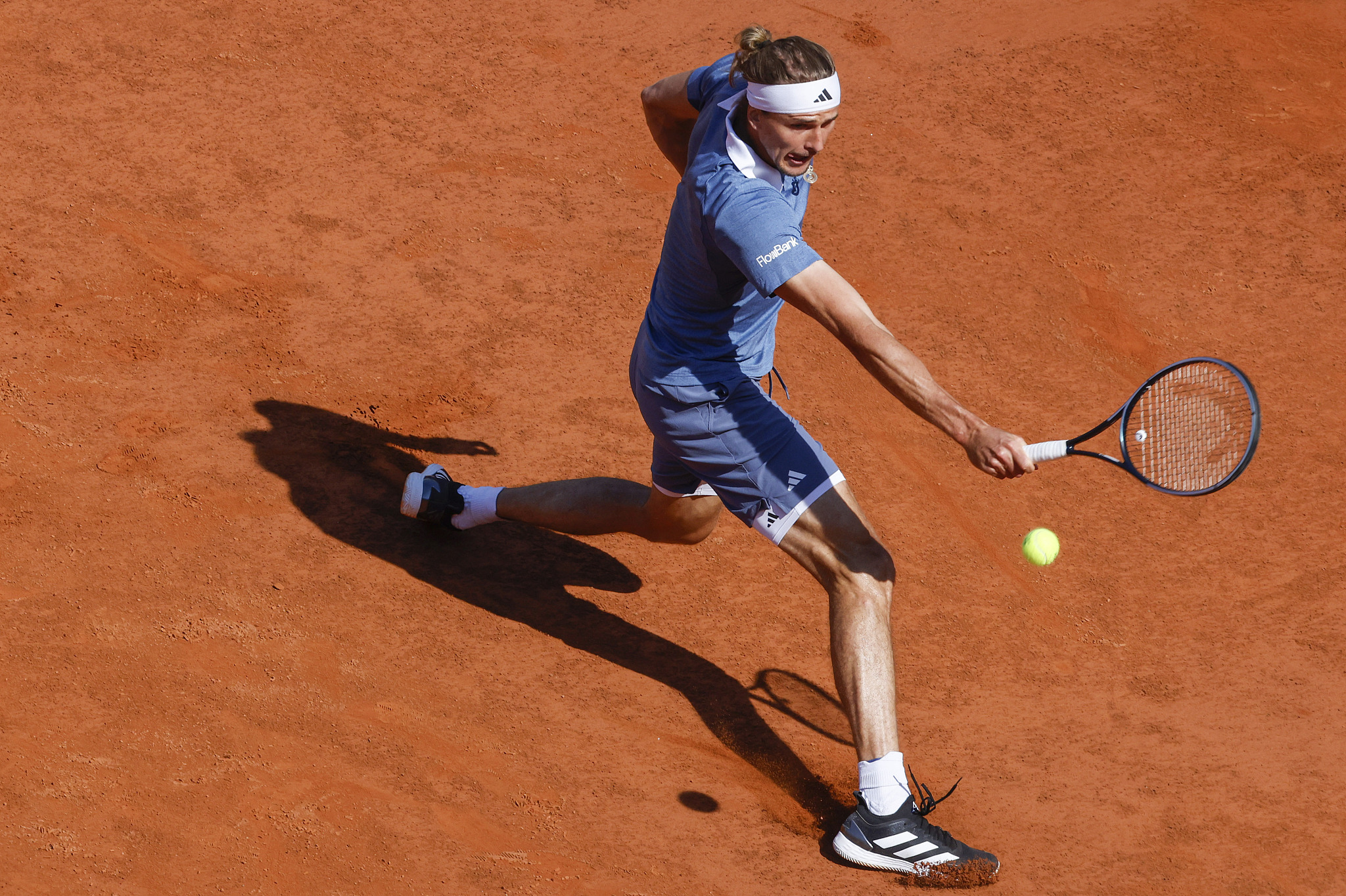 Alexander Zverev returns the ball in the Italian Open semi-final in Rome, Italy, May 17, 2024. /CFP