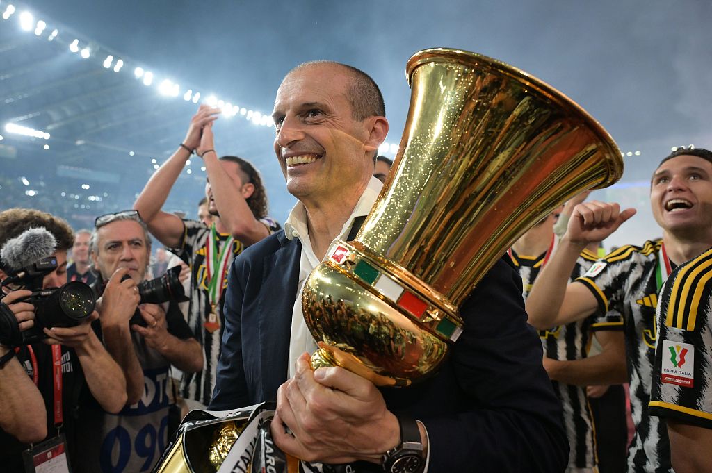 Massimiliano Allegri (C), manager of Juventus, celebrates with the Coppa Italia trophy after defeating Atalanta 1-0 in the tournament's final at the Stadio Olimpico in Rome, Italy, May 15, 2024. /CFP