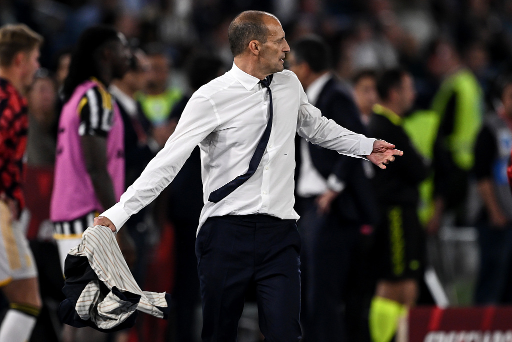 Massimiliano Allegri, manager of Juventus, takes off his jacket during the Coppa Italia final against Atalanta at Stadio Olimpico in Rome, Italy, May 15, 2024. /CFP