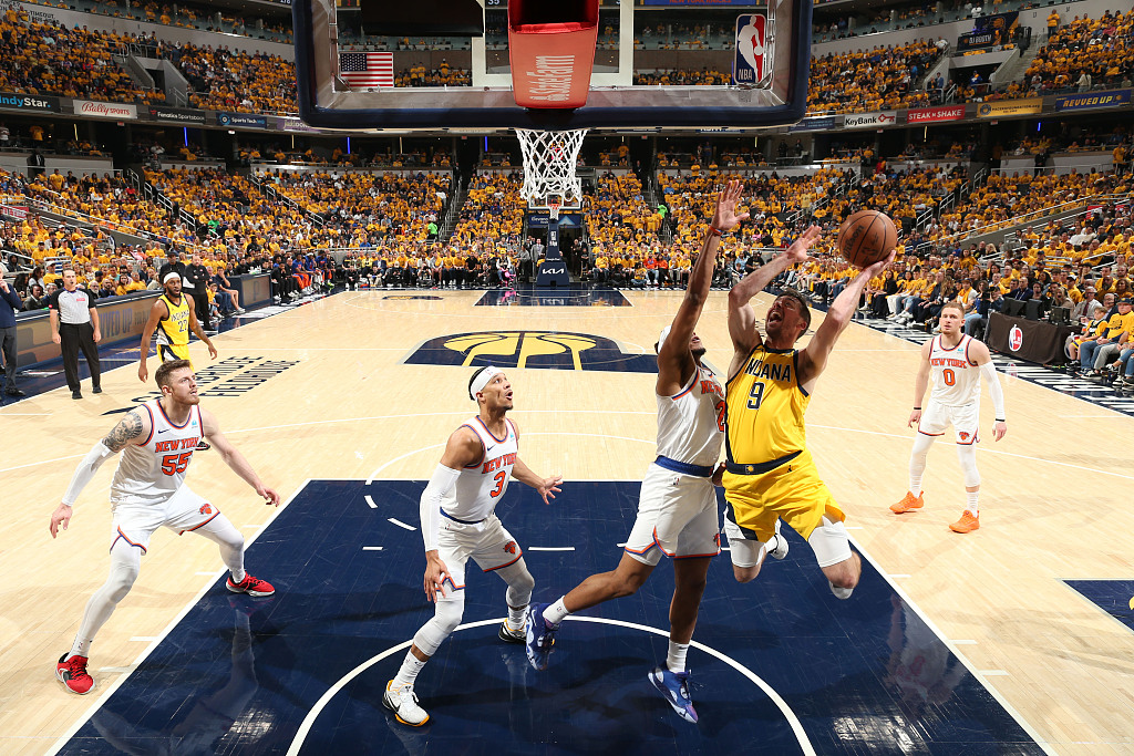 T.J. McConnell (#9) of the Indiana Pacers drives toward the rim in Game 6 of the NBA Eastern Conference semifinals against the New York Knicks at Gainbridge Fieldhouse in Indianapolis, Indiana, May 17, 2024. /CFP