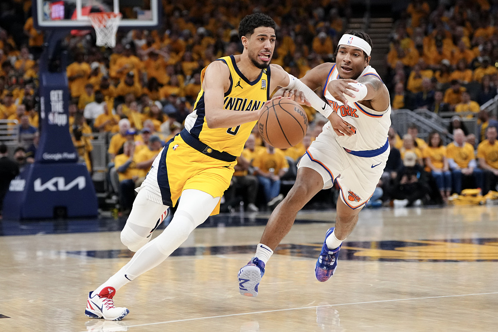 Tyrese Haliburton (L) of the Indiana Pacers dribbles in Game 6 of the NBA Eastern Conference semifinals against the New York Knicks at Gainbridge Fieldhouse in Indianapolis, Indiana, May 17, 2024. /CFP