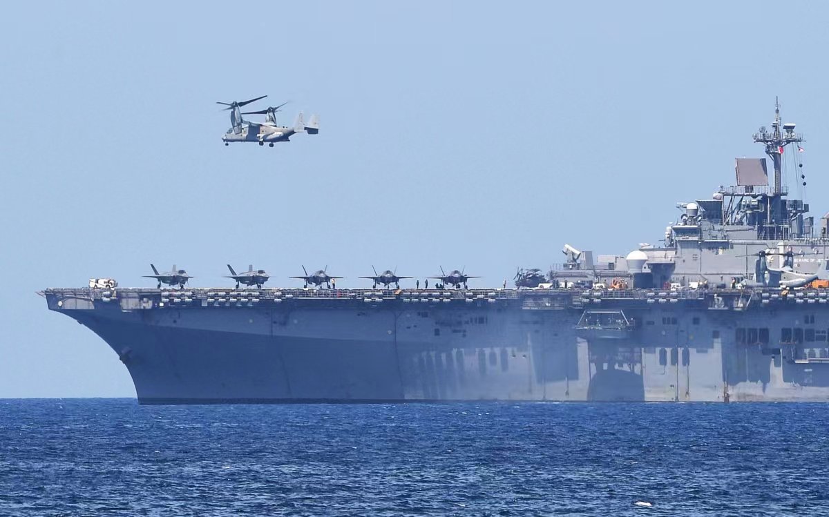 A U.S. V-22 Osprey takes off from the USS Wasp as part of the annual joint U.S.-Philippines military exercise on the shores of San Antonio town, Zambales province, facing the South China sea, the Philippines, April 11, 2019. /Getty