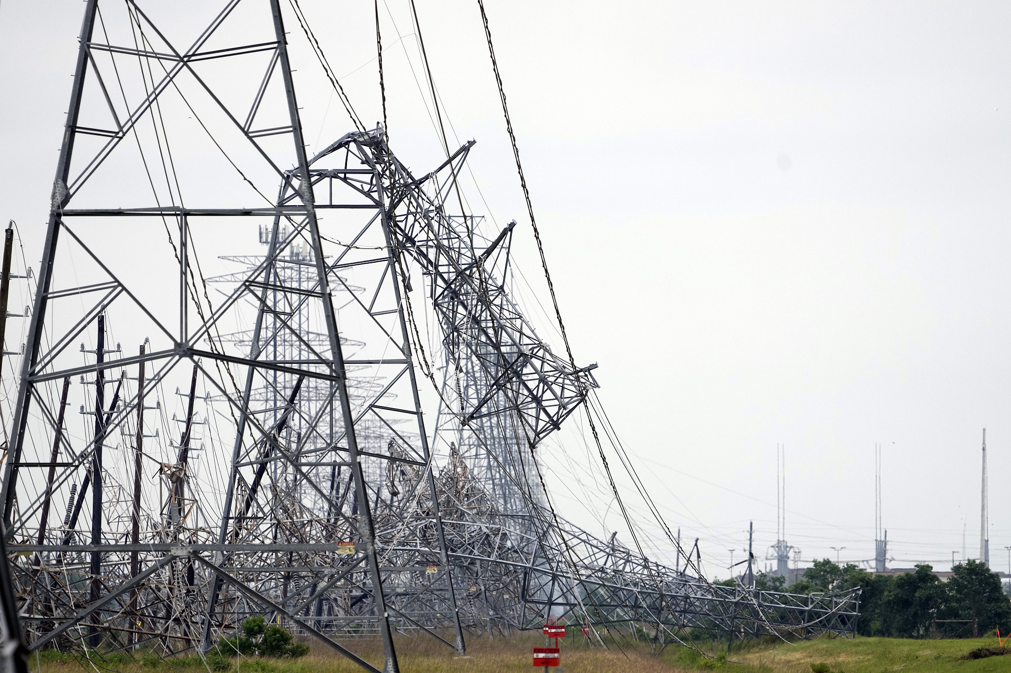 Down power lines are visible after a severe thunderstorm in Cypress, Texas, U.S., May 17, 2024. /CFP