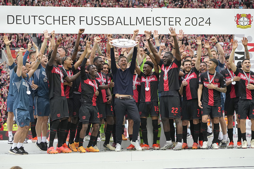 Players, manager and working staff of Bayer 04 Leverkusen celebrate winning the 2023-24 Bundesliga title at BayArena in Leverkusen, Germany, May 18, 2024. /CFP