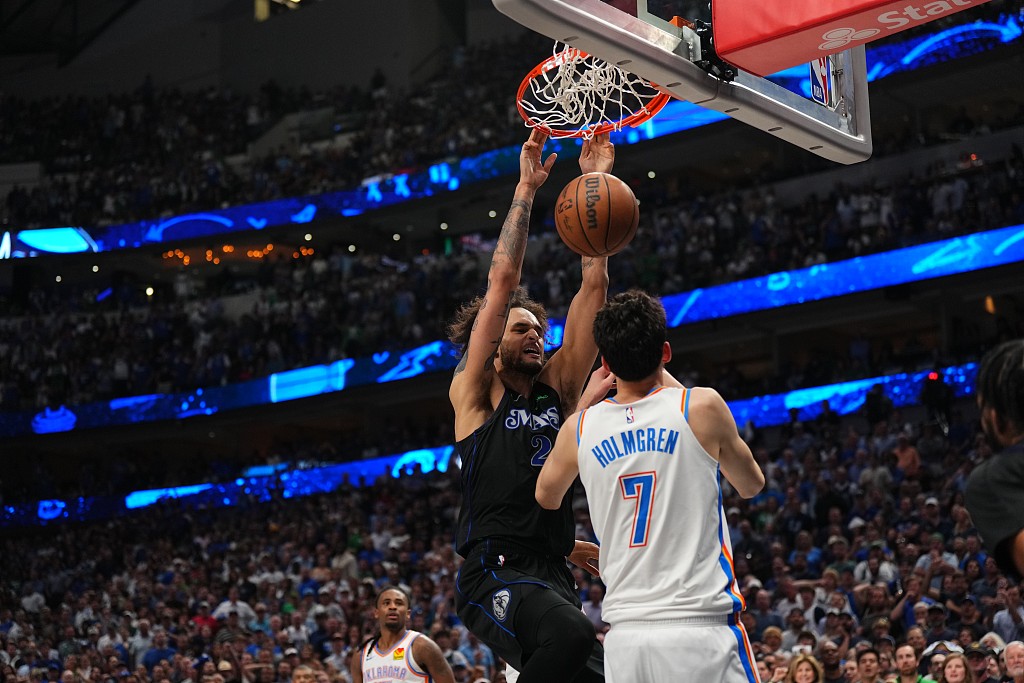 Dereck Lively II (L) of the Dallas Mavericks dunks in Game 6 of the NBA Western Conference semifinals against the Oklahoma City Thunder at the American Airlines Center in Dallas, Texas, May 18, 2024. /CFP