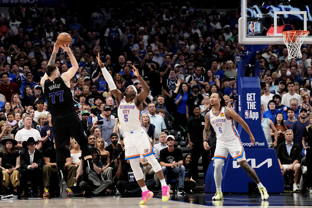 Luka Doncic (#77) of the Dallas Mavericks shoots in Game 6 of the NBA Western Conference semifinals against the Oklahoma City Thunder at the American Airlines Center in Dallas, Texas, May 18, 2024. /CFP