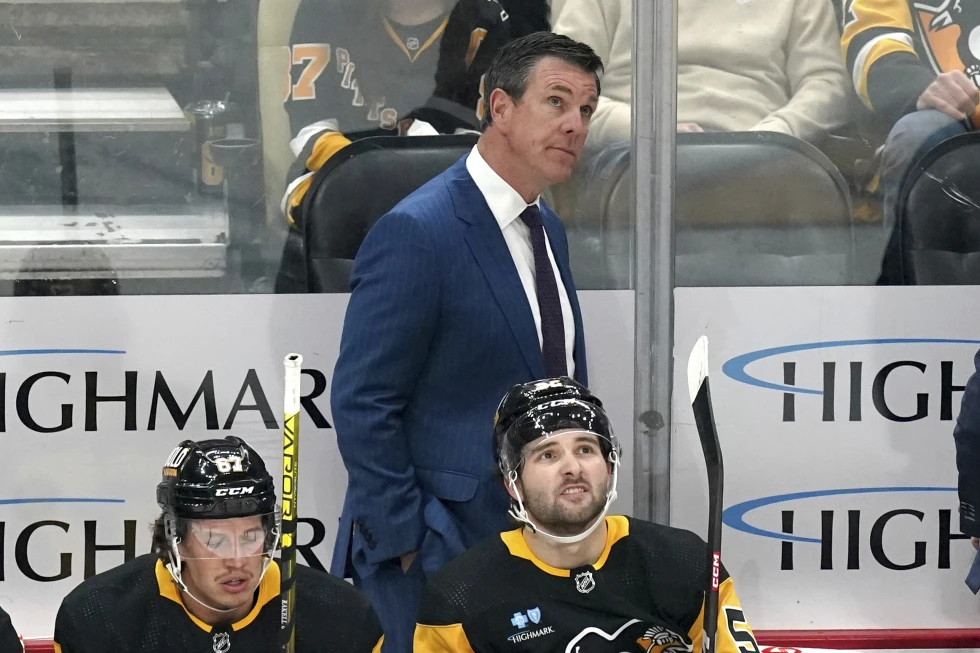Mike Sullivan, head coach of the Pittsburgh Penguins, looks on during the game against the Nashville Predators at PPG Paints Arena in Pittsburgh, Pennsylvania, April 15, 2024. /AP