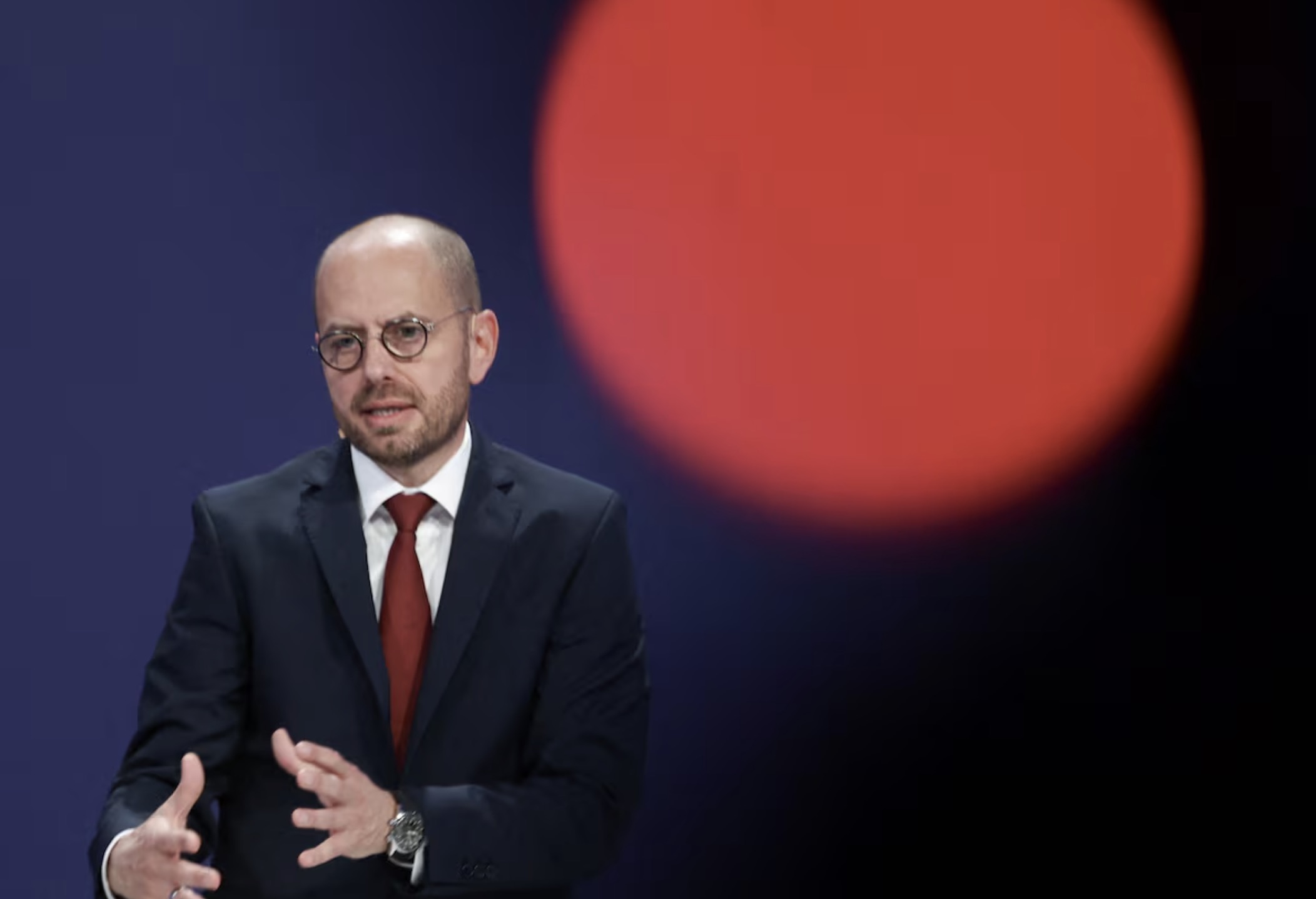 A recording light of a TV camera flashes red as Siemens Energy CEO Christian Bruch addresses the annual results news conference in Munich, Germany, November 15, 2023. /Reuters