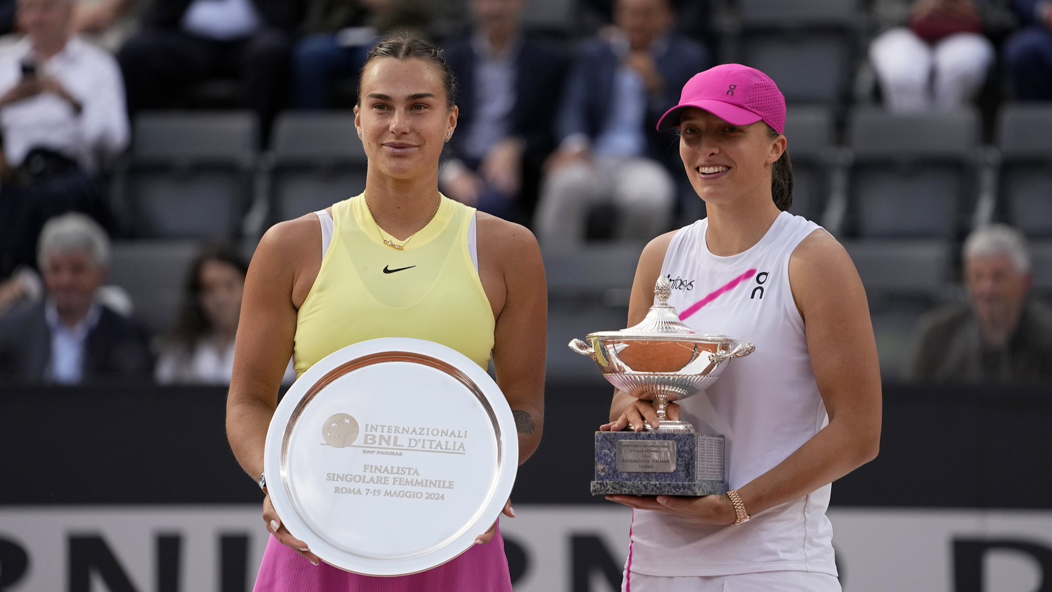 Iga Swiatek (R) and Aryna Sabalenka pose with their trophies at the Italian Open award ceremony in Rome, Italy, May 18, 2024. /CFP