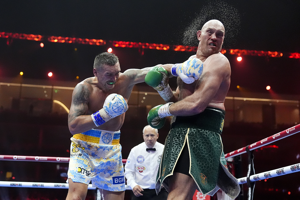 Oleksandr Usyk (L) of Ukraine lands a punch on Tyson Fury of Britain in the heavyweight boxing fight at Kingdom Arena in Riyadh, Saudi Arabia, May 18, 2024. /CFP