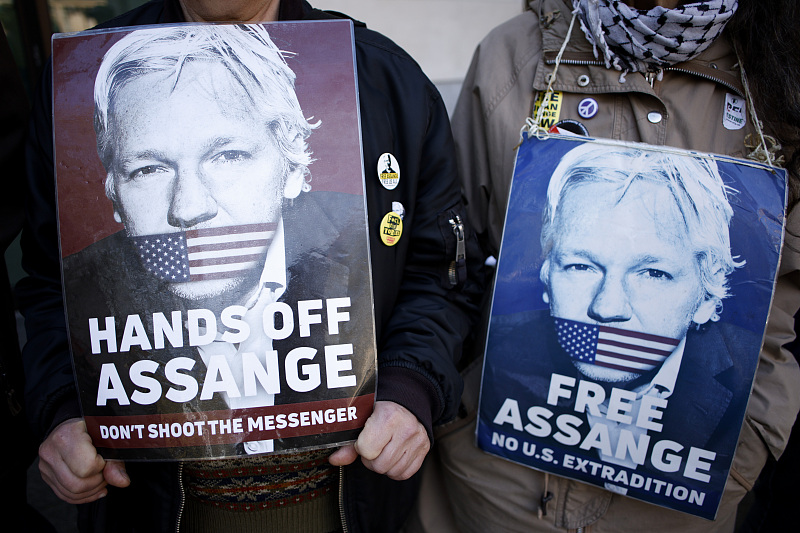 Activists marking five years since the arrest of Wikileaks founder Julian Assange demonstrate outside Westminster Magistrates' Court in London, April 14, 2024. /CFP