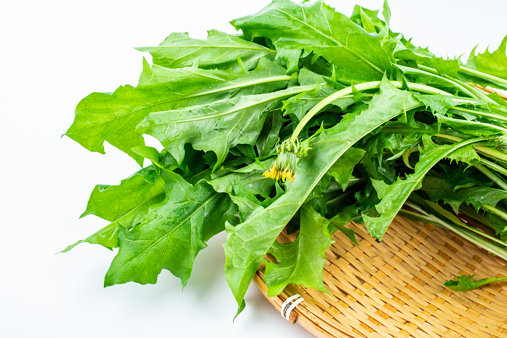 It is customary to eat bitter vegetables such as dandelion leaves during Xiaoman in China. /CFP