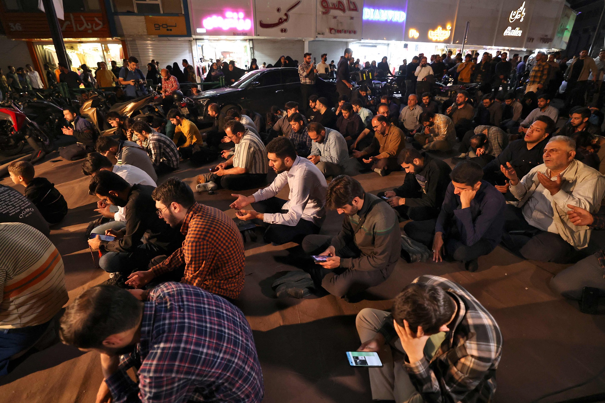 Iranians pray for President Ebrahim Raisi and Foreign Minister Hossein Amir-Abdollahian in Valiasr Square in central Tehran, May 19, 2024. /CFP