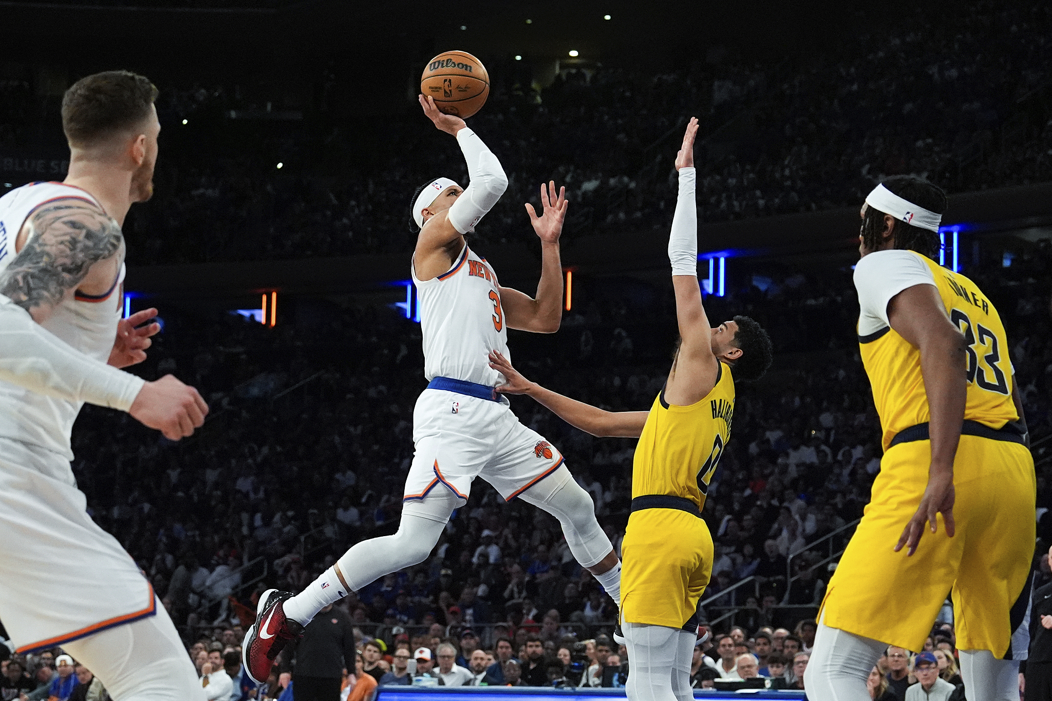 New York Knicks guard Josh Hart (#3) shoots past Indiana Pacers guard Tyrese Haliburton during their Game 7 of NBA Eastern Conference Second-round Playoffs in New York, U.S., May 19, 2024. /CFP