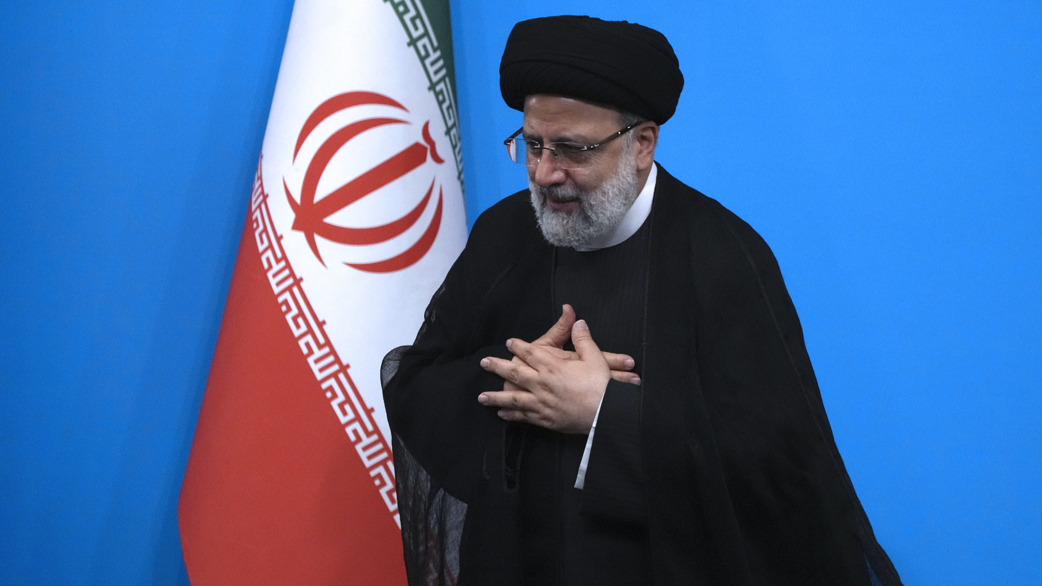 Iranian President Ebrahim Raisi places his hands on his heart as a gesture of respect as he leaves after the conclusion of a news conference in Tehran, Iran, August 29, 2023. /CFP