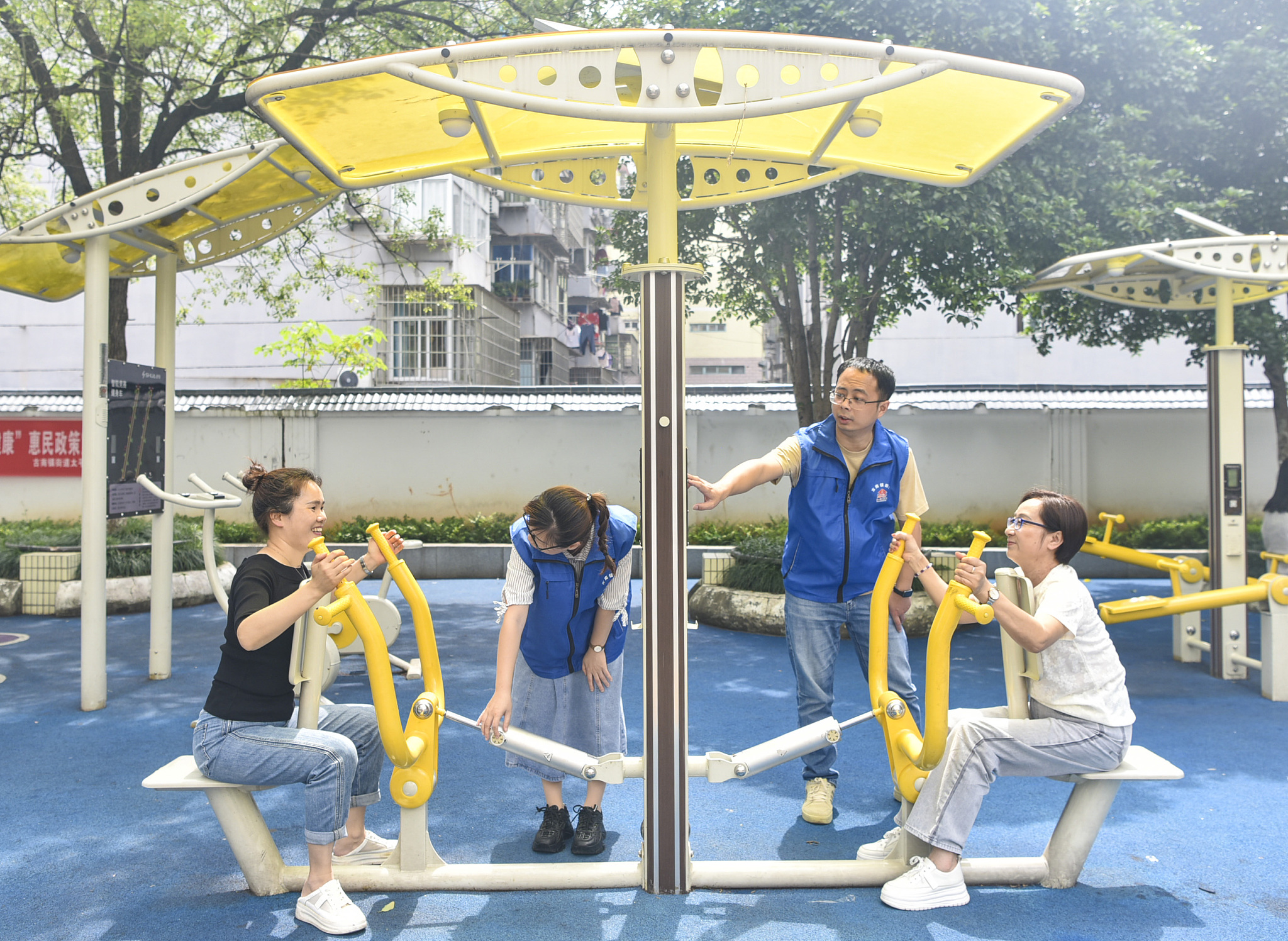 Community volunteers guiding residents on the proper use of fitness equipment in an old residential area in Ji'an City, Jiangxi Province, China, May 15, 2024. /CFP