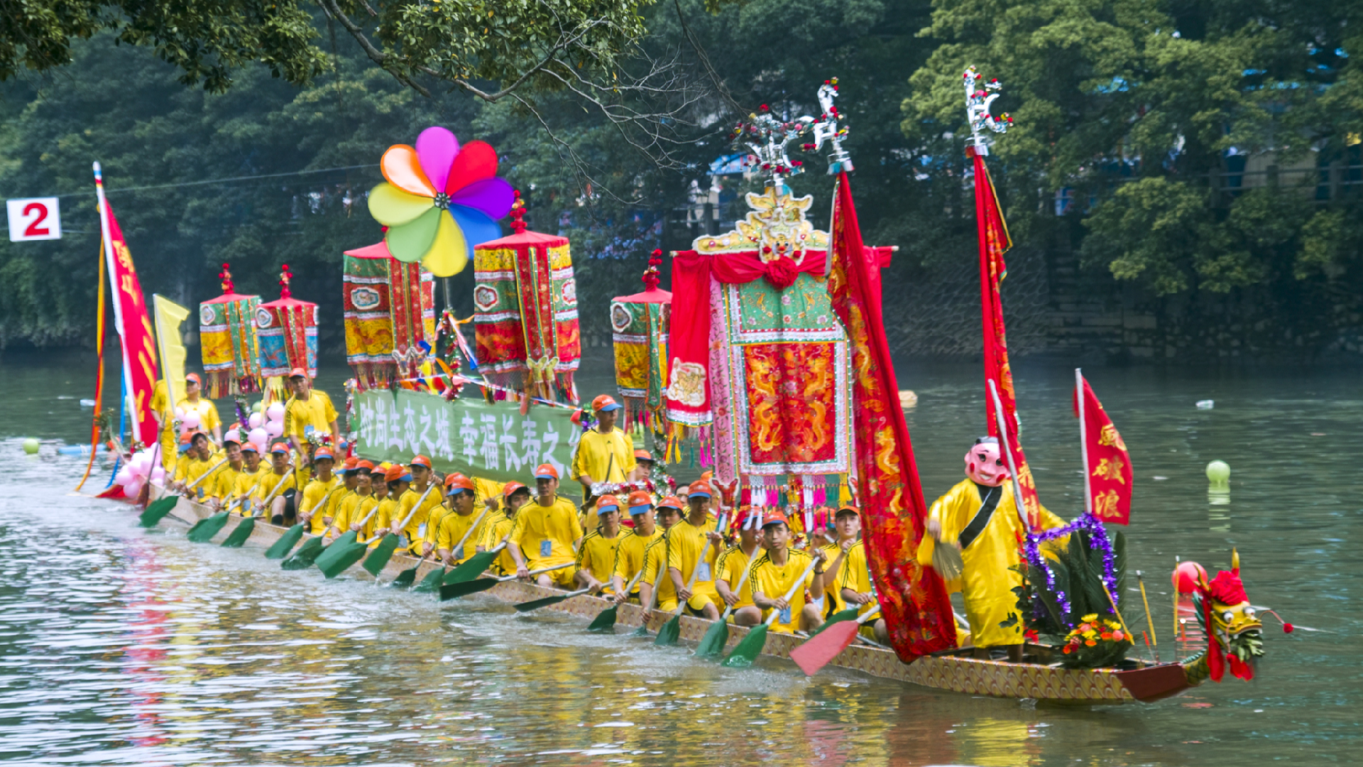 Dragon boat parades create a buzz in Foshan ahead of Duanwu